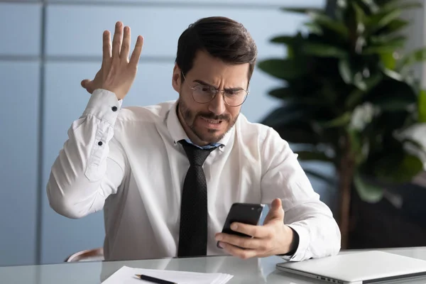 Furioso chefe masculino frustrado por problemas de celular — Fotografia de Stock