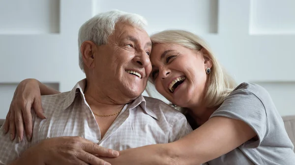 Nadšený středního věku žena mazlení šťastný starší 80. léta otec. — Stock fotografie