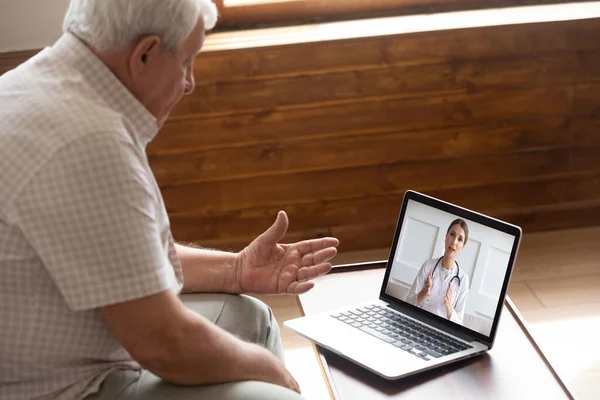 Консультации пожилых пациентов 80-х годов с врачом по видеосвязи . — стоковое фото