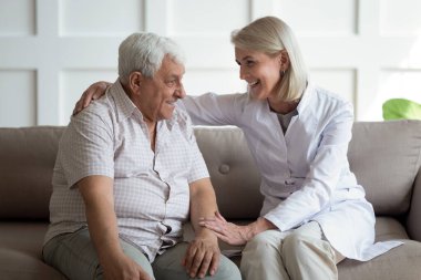 Dost canlısı, olgun pratisyen hekimler 80 'lerin tatlı hastalarıyla iletişim kuruyor..