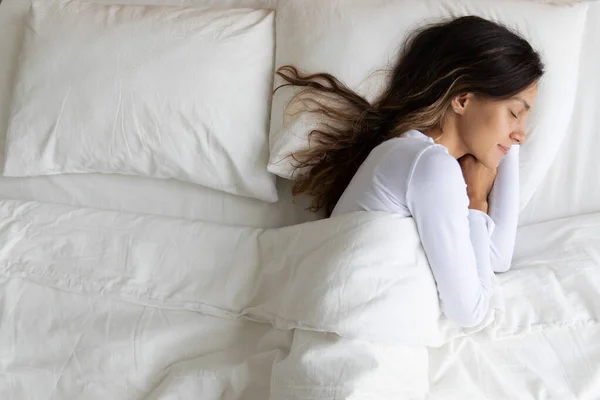 Top melihat wanita tidur di satu sisi tempat tidur — Stok Foto