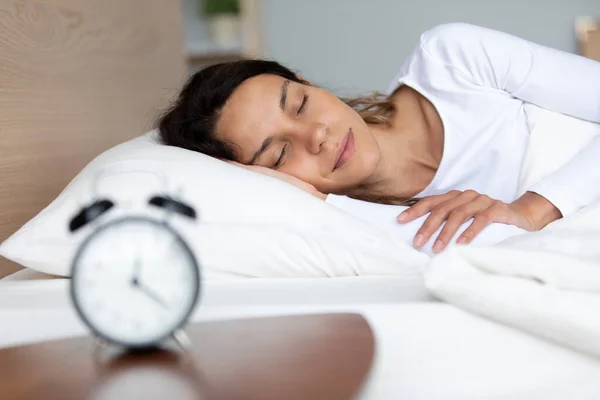 Dormire giovane donna godere di lenzuola fresche e dolci sogni — Foto Stock