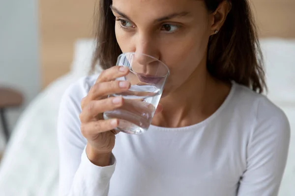 Vista de cerca mujer sosteniendo vidrio bebiendo todavía o agua mineral —  Fotos de Stock