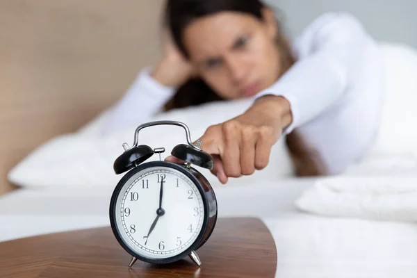 Arrabbiato stanca donna spegne sveglia — Foto Stock