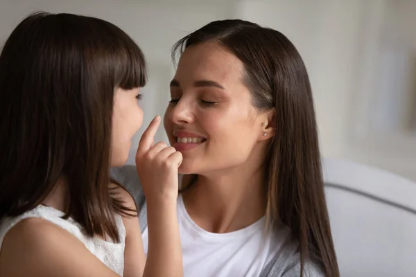 Kind genieten tijd met mam aanraken haar gezicht tonen liefde — Stockfoto