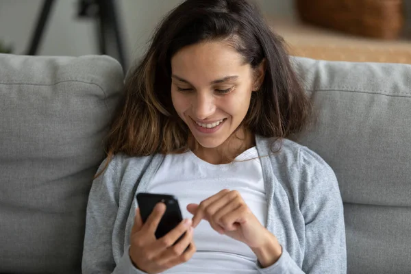 Žena držící smartphone chat s přítelem vychutnat vzdálenou komunikaci — Stock fotografie