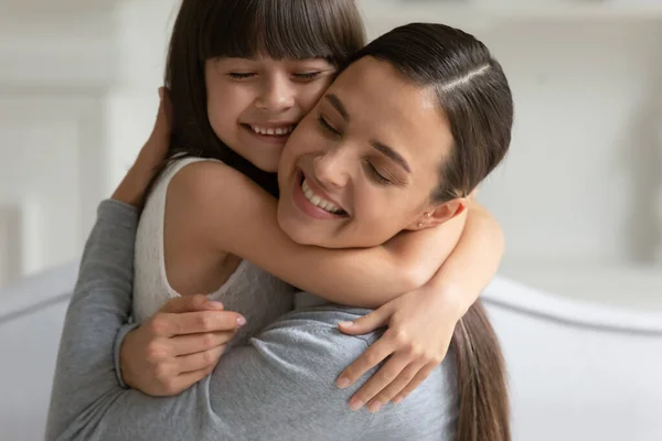 Madre abrazar hija sintiendo amor y conexión vista de cerca —  Fotos de Stock