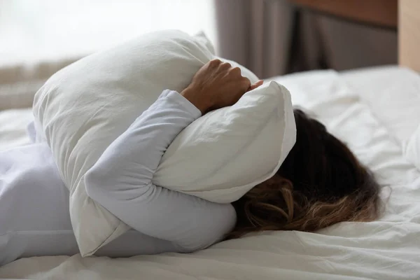 Wanita berbaring di tempat tidur menangis tersedu-sedu ke bantal — Stok Foto