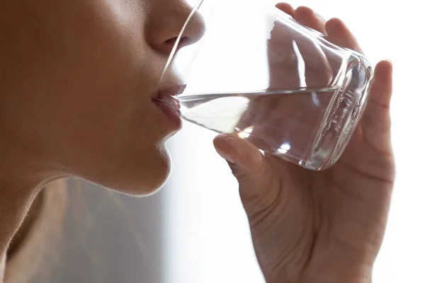 Detailní záběr ženy tvář a ruce držící sklenici vody — Stock fotografie