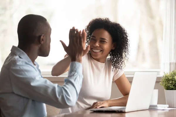 Coppia birazziale felicissima dare alto cinque celebrando il successo — Foto Stock