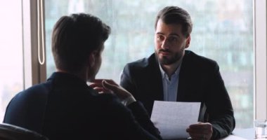 İş adamı toplantıda el sıkışma konusunda anlaşma sağladı