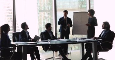Eğitim sektörü liderleri atölye sırasında izleyicilerle iletişim kuruyor