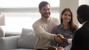 Mutlu Kafkas müşterileri erkek danışman selamı veriyor.