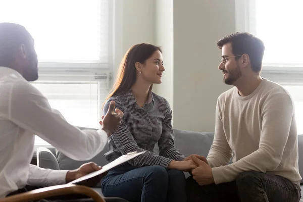 Happy couple reconciled after successful therapy session with psychologist — Stock Photo, Image