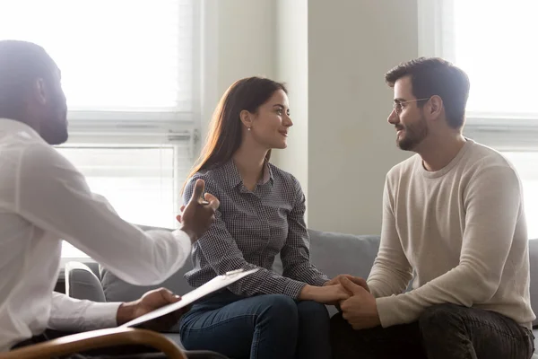 Gelukkig paar verzoend na succesvolle therapie sessie met psycholoog — Stockfoto