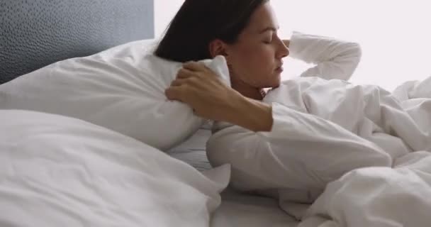 Verstoorde vrouw gooien en draaien in bed lijden aan slapeloosheid — Stockvideo
