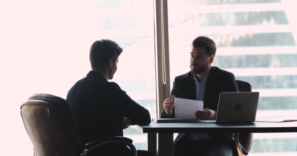Empresa empleador apretón de manos contratar candidato vacante masculino en entrevista de trabajo — Vídeos de Stock
