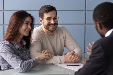 Mutlu müşteriler çift ırklı ajan ofisinde danışmanlık yapıyor.