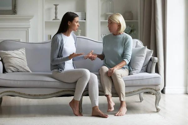 Grown up daughter and elderly mother having difference of opinion — Stock Photo, Image