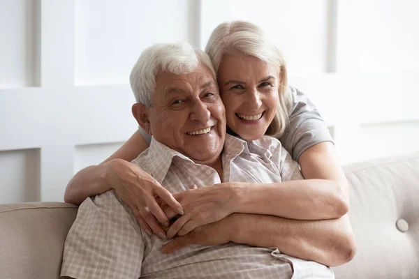 快乐的中年妇女拥抱快乐的80多岁的父亲. — 图库照片