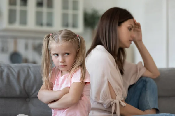 Непослушный упрямый ребенок дочь и мама избежать разговора после ссоры — стоковое фото