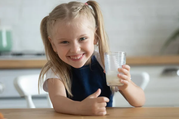 Divertido feliz lindo niño niña celebrar vaso beber leche fresca —  Fotos de Stock