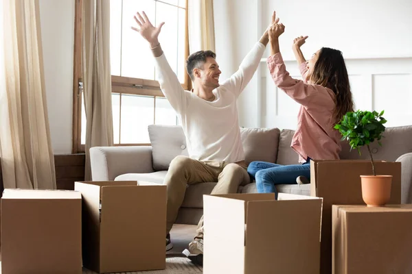Les locataires excités de mari et femme célèbrent le jour du déménagement — Photo