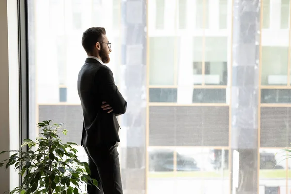 Hombre de negocios exitoso pensando mirando a la distancia en la oficina — Foto de Stock