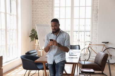 Konsantre Afro-Amerikan Yöneticisi mobil uygulama programında toplantı ayarlıyor..
