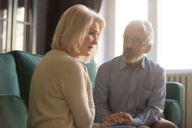 Hayal kırıklığına uğramış eş, kocasıyla sorunlarını ve endişelerini paylaşıyor.