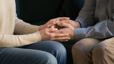 Yan görünüm yaşlı çift el ele tutuşurken konsept görüntüyü yakınlaştırır