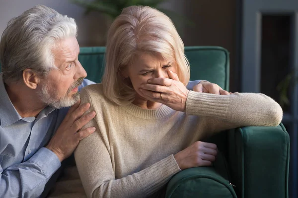 Oudere echtgenoten binnen wanhopige vrouw huilen bezorgd echtgenoot troost haar — Stockfoto