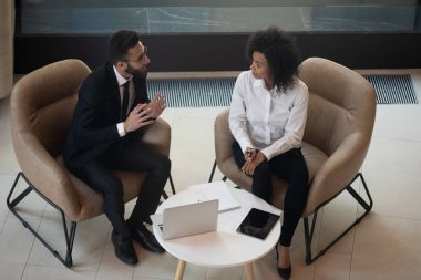 Çok ırklı meslektaşlar ofiste tartışıyor