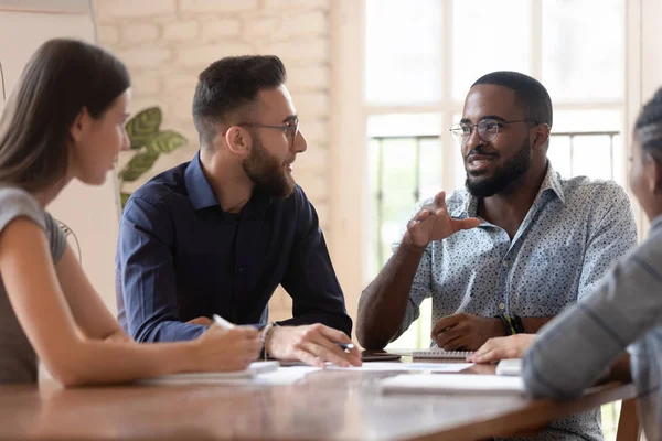 Gemengde race jonge zakenmensen bespreken werkkwesties. — Stockfoto