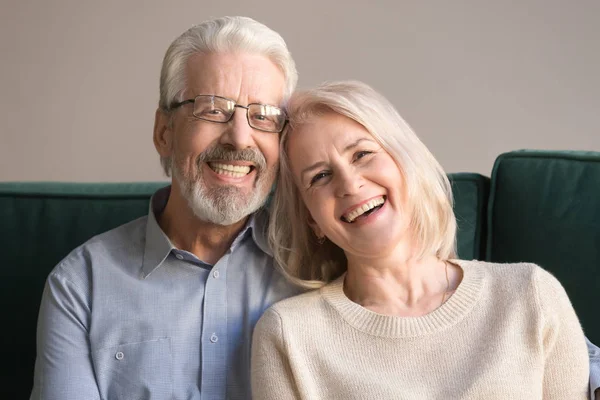 Retrato de la cabeza de la risa pareja atractiva ancianos —  Fotos de Stock