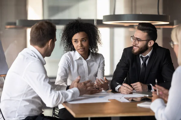 Multi-etnische collega 's brainstormen over ideeën tijdens bijeenkomst — Stockfoto