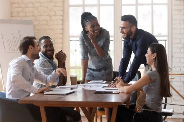 Vrolijke gemengde ras jonge zakenpartners genieten van pauze. — Stockfoto