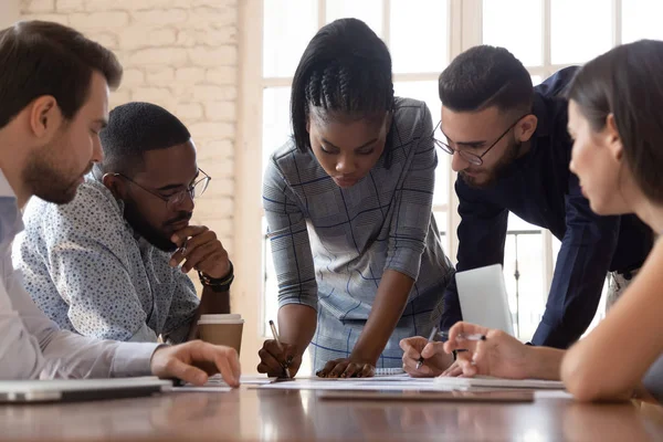 Gericht arican american millennial vrouwelijke teamleider schrijven notities. — Stockfoto