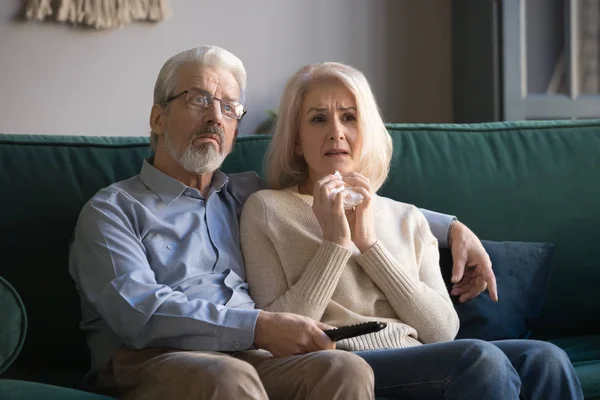 Verdrietig bejaard paar besteden vrije tijd kijken melodrama film — Stockfoto