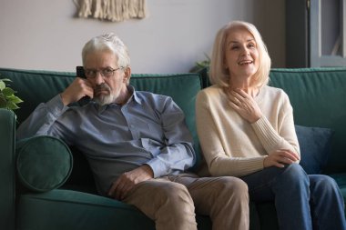 Yaşlı kadın pembe dizi aşığı ve televizyon izleyen sinir bozucu koca.