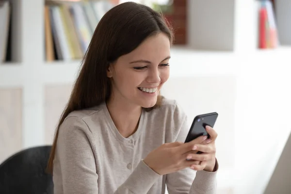 Happy young girl holding phone in hands, shopping online. — Stock Photo, Image