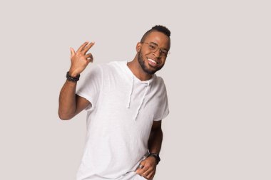 Gülümseyen Afrikalı Amerikalı adam hareket ediyor, eğleniyor, komik hareketler yapıyor.