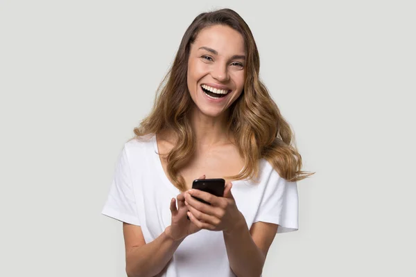 Gelukkig lachen jonge vrouw met behulp van mobiele telefoon apps, plezier hebben — Stockfoto