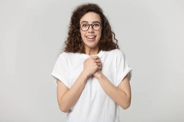 Aufgeregtes Millennial-Mädchen mit Brille freut sich über Neuigkeiten — Stockfoto