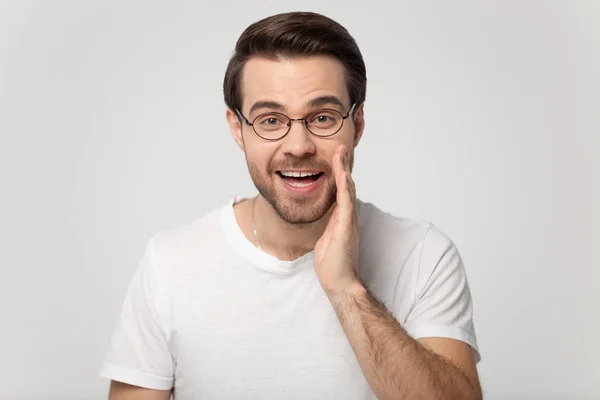 Caucásico hombre en gafas aislado en estudio fondo hacer anuncio — Foto de Stock