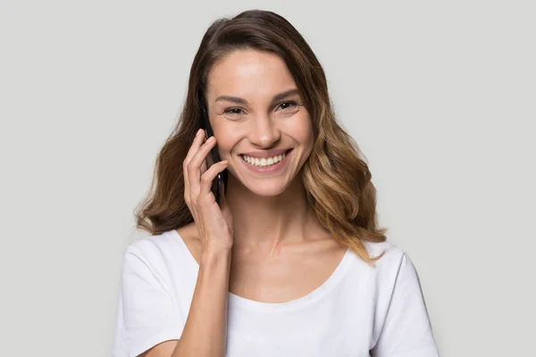 Retrato de tiro na cabeça sorrindo mulher feliz falando no telefone — Fotografia de Stock