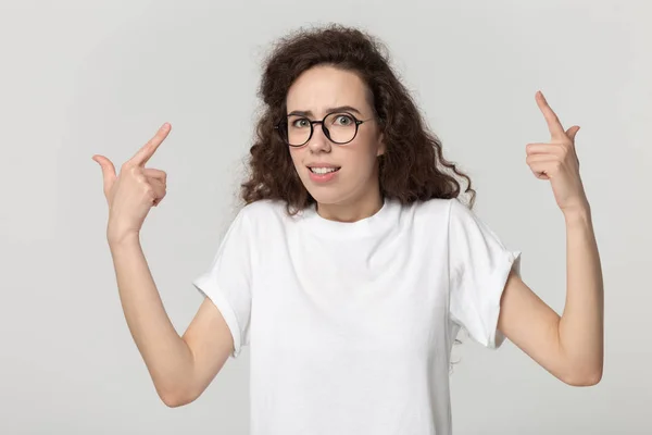 Verwirrte Millennial Girl Twist Finger fühlen sich mit Problem verwirrt — Stockfoto
