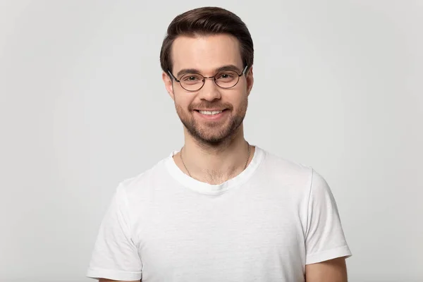 Retrato en la cabeza del hombre sonriente en gafas sobre fondo de estudio — Foto de Stock