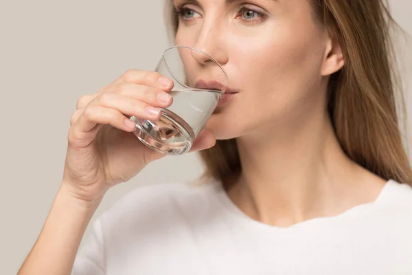 Zdrowa spragniona piękna kobieta pijąca czystą wodę mineralną — Zdjęcie stockowe