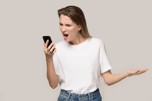 Mujer enojada gritando en el teléfono, problema con el teléfono celular roto — Foto de Stock